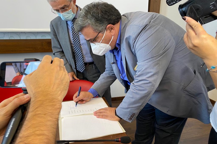 Giannicola D'Amico (4) firma l'Accordo di programma sui rifiuti agricoli